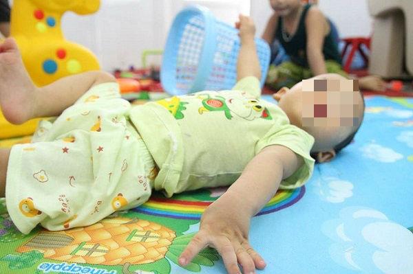 Bé gái 19 tháng tuổi chưa biết lẫy vì sai lầm từ thời kỳ mang bầu của mẹ - 1