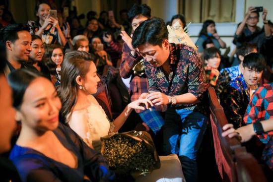 Đây đâu phải lần đầu Trường Giang amp;#34;mượn sóngamp;#34; tại lễ trao giải để nói yêu với Nhã Phương - 1