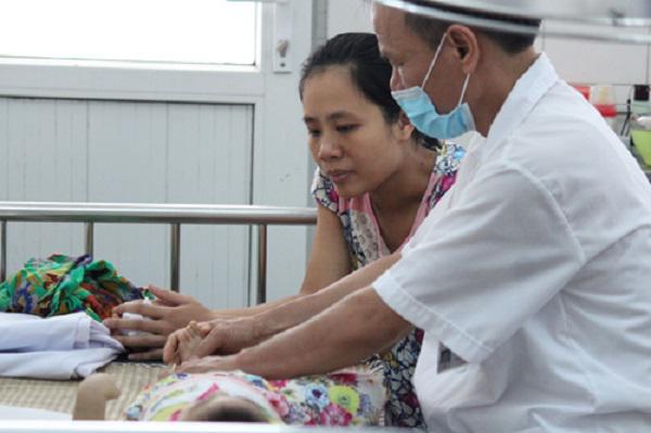 Bé gái 19 tháng tuổi chưa biết lẫy vì sai lầm từ thời kỳ mang bầu của mẹ - 2