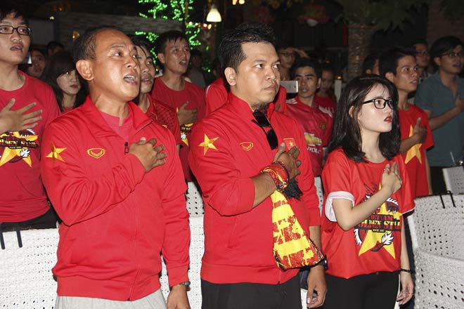 U23 Việt Nam chiến thắng lịch sử, cổ động viên bật khóc nức nở - 1