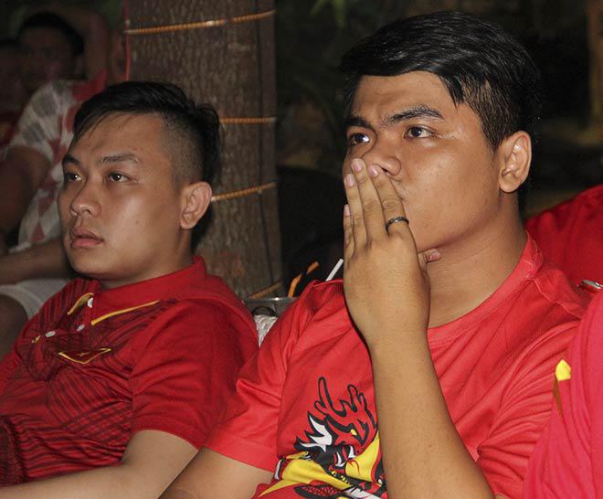 U23 Việt Nam chiến thắng lịch sử, cổ động viên bật khóc nức nở - 10