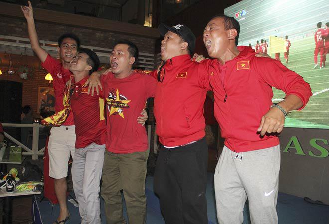 U23 Việt Nam chiến thắng lịch sử, cổ động viên bật khóc nức nở - 3