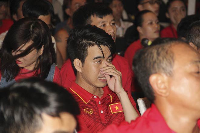 U23 Việt Nam chiến thắng lịch sử, cổ động viên bật khóc nức nở - 5