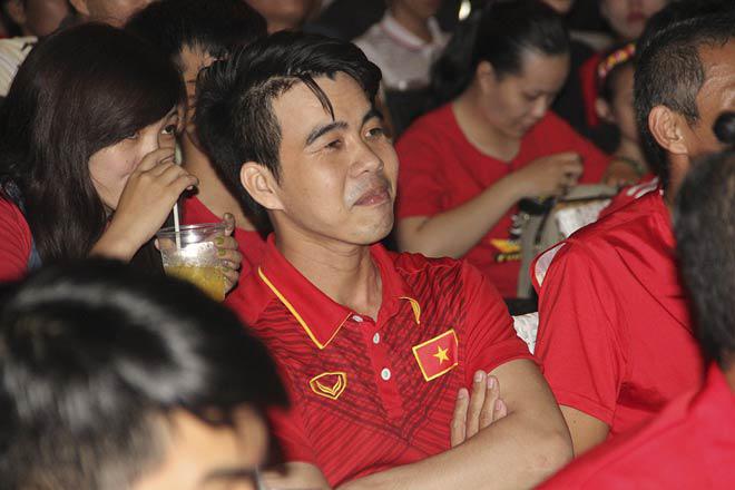 U23 Việt Nam chiến thắng lịch sử, cổ động viên bật khóc nức nở - 6