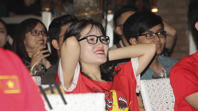 U23 Việt Nam chiến thắng lịch sử, cổ động viên bật khóc nức nở - 8