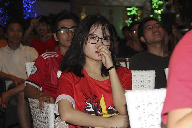 U23 Việt Nam chiến thắng lịch sử, cổ động viên bật khóc nức nở - 9