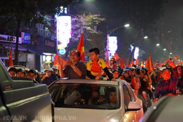 Cổ động viên cả nước thức trắng đêm, reo hò nghẹt thở ăn mừng chiến thắng U23 Việt Nam - 2