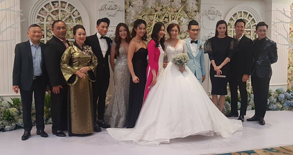 Hồ Ngọc Hà và bạn trai Kim Lý đến chúc mừng đám cưới em gái Trấn Thành - 1