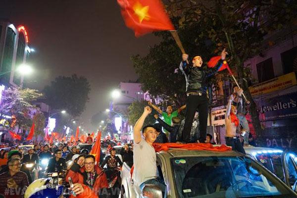 Cổ động viên cả nước thức trắng đêm, reo hò nghẹt thở ăn mừng chiến thắng U23 Việt Nam - 3
