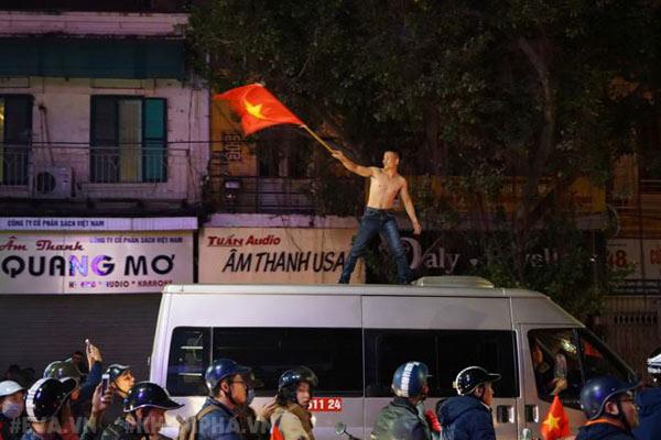 Cổ động viên cả nước thức trắng đêm, reo hò nghẹt thở ăn mừng chiến thắng U23 Việt Nam - 4
