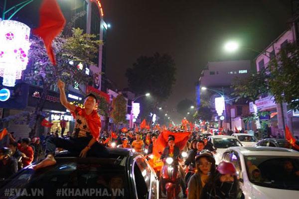 Cổ động viên cả nước thức trắng đêm, reo hò nghẹt thở ăn mừng chiến thắng U23 Việt Nam - 5