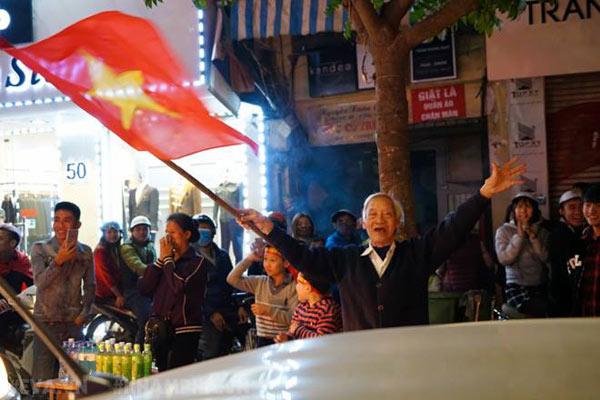 Cổ động viên cả nước thức trắng đêm, reo hò nghẹt thở ăn mừng chiến thắng U23 Việt Nam - 6