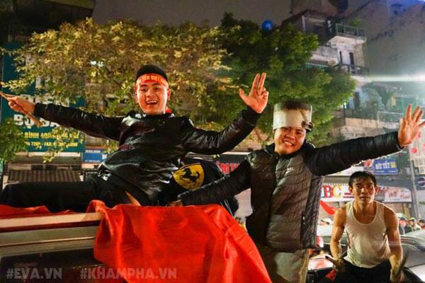 Cổ động viên cả nước thức trắng đêm, reo hò nghẹt thở ăn mừng chiến thắng U23 Việt Nam - 7