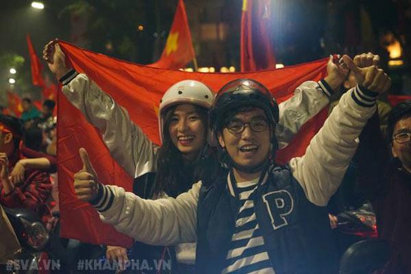 Cổ động viên cả nước thức trắng đêm, reo hò nghẹt thở ăn mừng chiến thắng U23 Việt Nam - 8