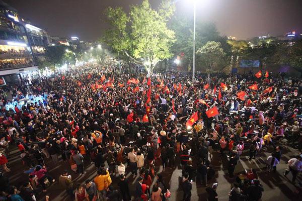 Cổ động viên cả nước thức trắng đêm, reo hò nghẹt thở ăn mừng chiến thắng U23 Việt Nam - 1