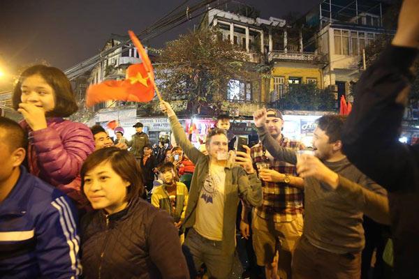 Cổ động viên cả nước thức trắng đêm, reo hò nghẹt thở ăn mừng chiến thắng U23 Việt Nam - 9