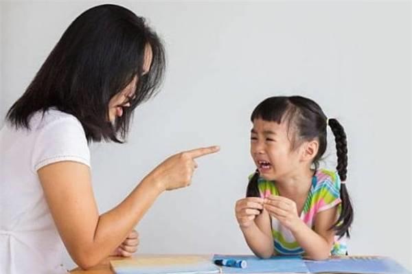 Đừng la mắng dữ dội khi trẻ bướng bỉnh, cha mẹ hãy làm theo cách này! - 1
