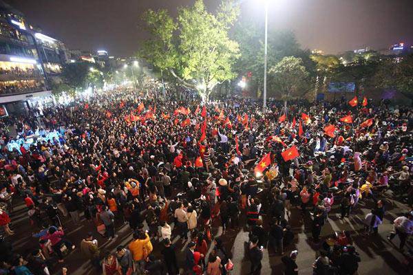 Ăn mừng Việt Nam chiến thắng, chồng đập nát xoong nồi, vợ ra đường đi “bão” cả đêm - 1