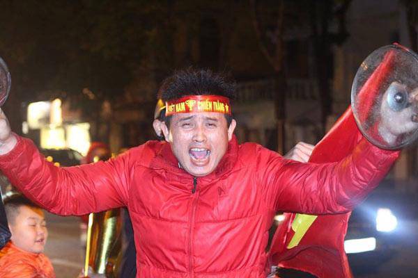 Ăn mừng Việt Nam chiến thắng, chồng đập nát xoong nồi, vợ ra đường đi “bão” cả đêm - 2