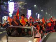 Tin tức - Cổ động viên cả nước thức trắng đêm, reo hò nghẹt thở ăn mừng chiến thắng U23 Việt Nam