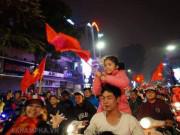 Tin tức - Nửa đêm, cổ động viên "nhí" vẫn theo chân bố mẹ xuống đường ăn mừng chiến thắng U23 Việt Nam