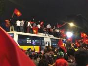 Tin tức - Những hình ảnh phản cảm, bất chấp tính mạng của người hâm mộ khi ăn mừng U23 Việt Nam