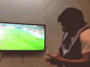 Clip Eva - Ông bố fan cuồng bóng đá xem penalty mà không dám hét, sợ con thức giấc