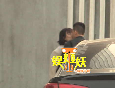 Bắt gặp amp;#34;Trư Bát Giớiamp;#34; Âu Hào hôn amp;#34;Ảnh hậu Cbizamp;#34; ngay trên phố bất chấp mọi người - 1