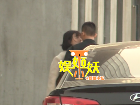 Bắt gặp amp;#34;Trư Bát Giớiamp;#34; Âu Hào hôn amp;#34;Ảnh hậu Cbizamp;#34; ngay trên phố bất chấp mọi người - 2