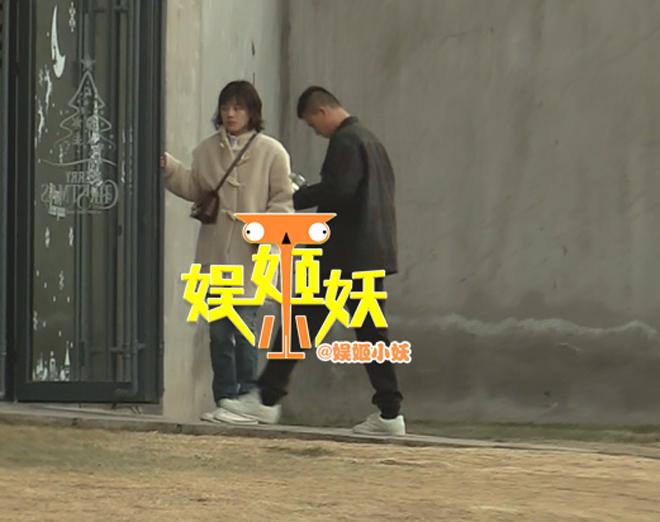 Bắt gặp amp;#34;Trư Bát Giớiamp;#34; Âu Hào hôn amp;#34;Ảnh hậu Cbizamp;#34; ngay trên phố bất chấp mọi người - 3