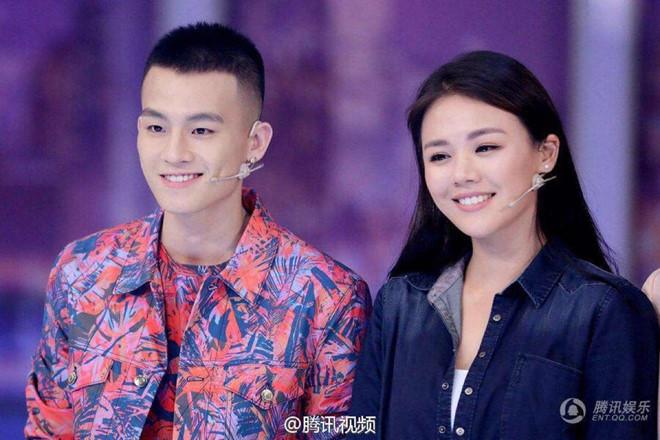 Bắt gặp amp;#34;Trư Bát Giớiamp;#34; Âu Hào hôn amp;#34;Ảnh hậu Cbizamp;#34; ngay trên phố bất chấp mọi người - 4