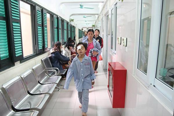 Cảnh báo liên tiếp trẻ nhập viện, có nguy cơ mù mắt những ngày gần Tết - 1