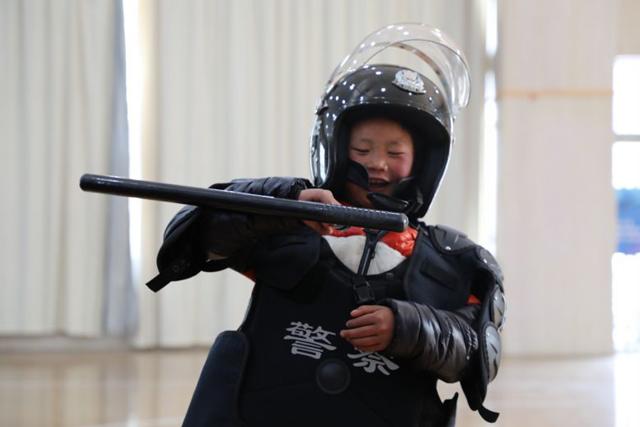 Hình ảnh mới nhất của cậu bé “tóc đóng băng” dậy sóng mạng xã hội những ngày qua - 5