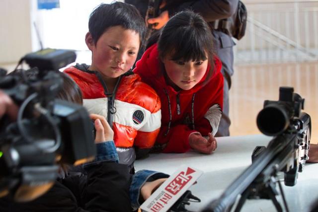 Hình ảnh mới nhất của cậu bé “tóc đóng băng” dậy sóng mạng xã hội những ngày qua - 7