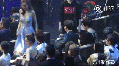 Ngôi sao 24/7: Sự thật phía sau hình ảnh Dương Mịch amp;#34;vô duyênamp;#34; phá lên cười lúc Angelababy ngã - 1