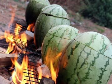 Gà nướng trong dưa hấu - độc đáo từ cái tên tới cách làm khiến triệu người tò mò