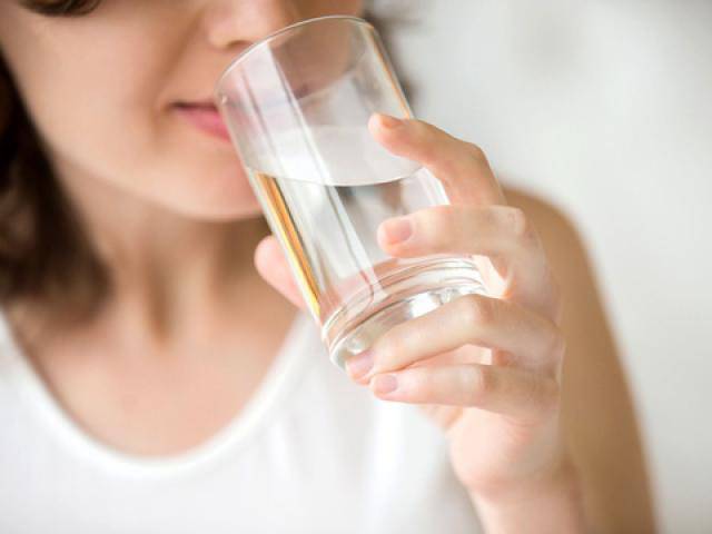 Uống nước sai cách, coi chừng ngộ độc!