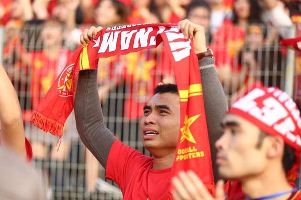 U23 Việt Nam chiến thắng xuất thần, triệu triệu người hâm mộ vỡ òa cảm xúc vui sướng - 1