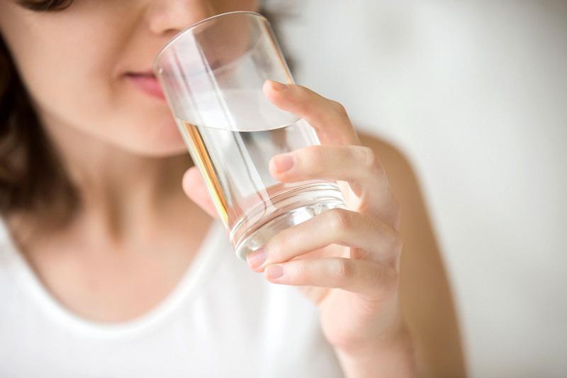 Bạn nên uống nhiều nước hơn để thận phát huy khả năng loại bỏ độc tố.
