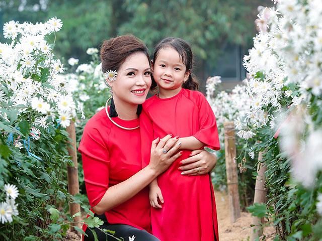 Cựu mẫu Trần Lệ Thuỷ khoe vẻ viên mãn bên gia đình trong tà áo dài
