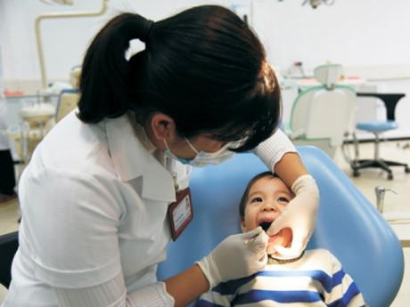Vì sao không nên tự nhổ răng sữa cho trẻ?