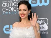 Làng sao - Ngôi sao 24/7: Nhịn ăn và thường xuyên uống cà phê, Angelina Jolie chỉ còn nặng 35kg