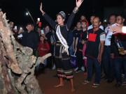 Làng sao - Tân Hoa hậu H'Hen Niê đi dép lê, nhảy múa trong lửa trại cùng bà con vào nửa đêm