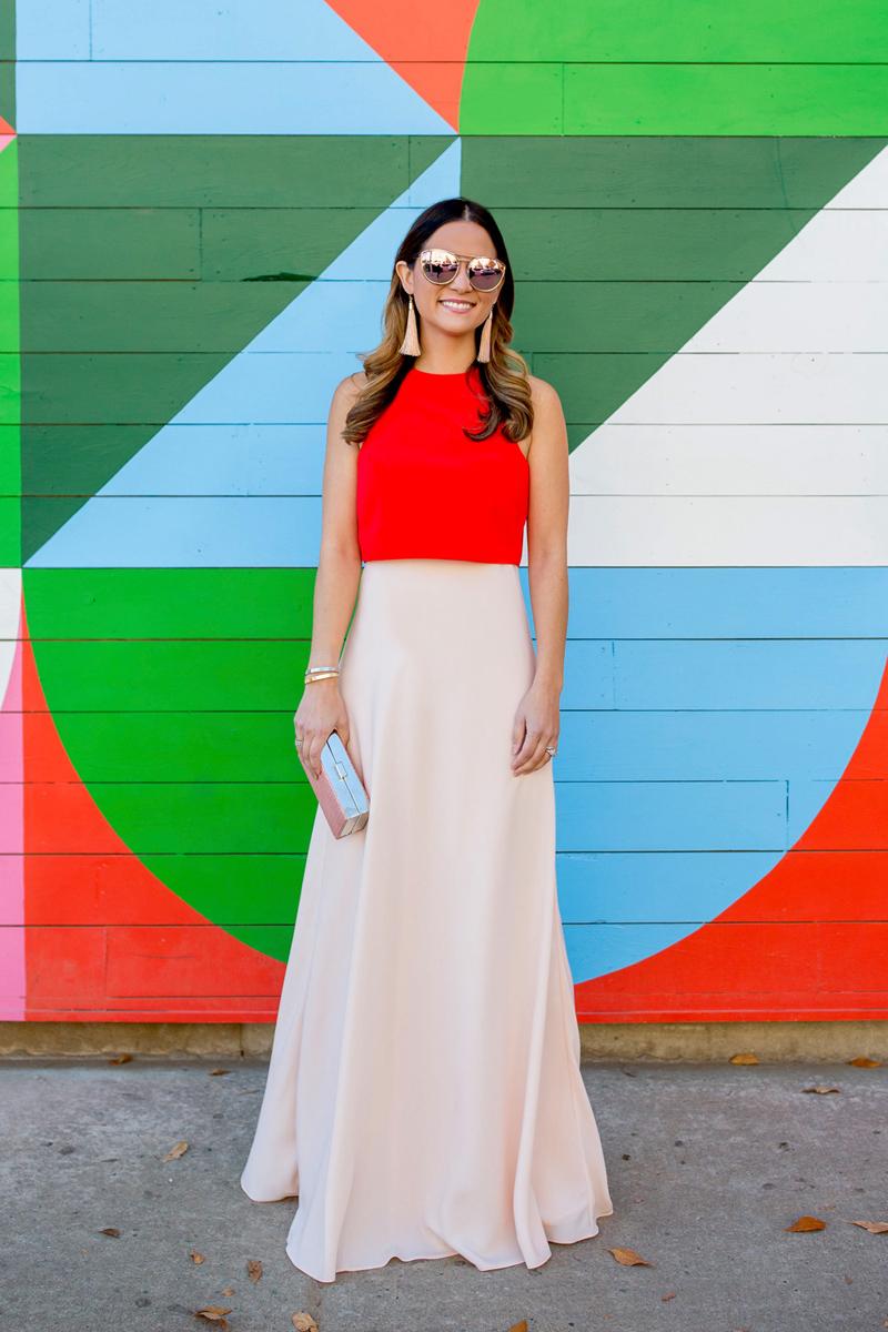 Mặc dù thấp, nữ blogger cũng không ngại mặc váy dài.

