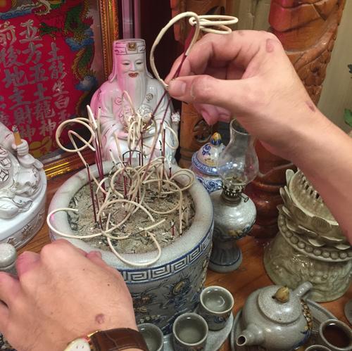 Rút chân hương ngày ông Công ông Táo: Bát hương càng đầy, gia chủ càng ít  lộc, lắm hạn