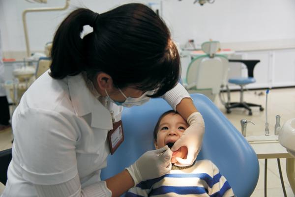 Vì sao không nên tự nhổ răng sữa cho trẻ? - 1