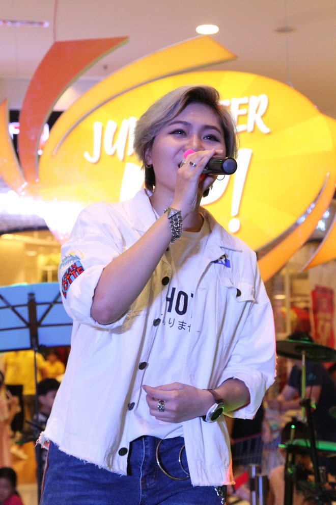 Vick Nhung bất ngờ xuất hiện “quẩy” tưng bừng cùng fan - 1