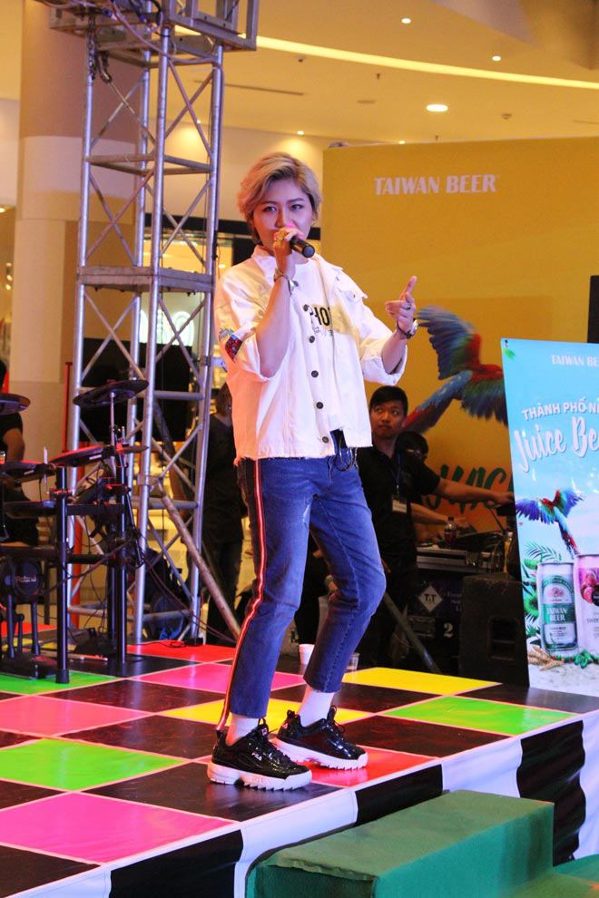 Vick Nhung bất ngờ xuất hiện “quẩy” tưng bừng cùng fan - 2