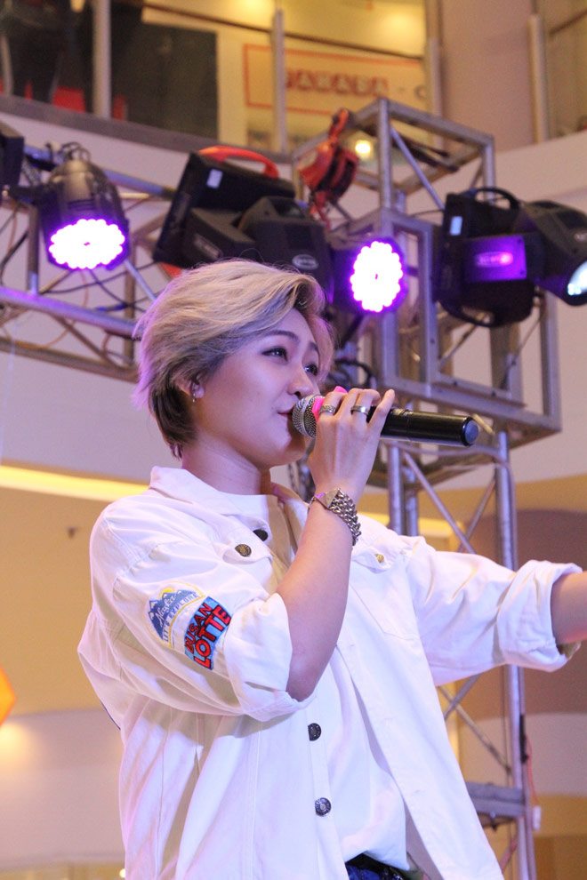 Vick Nhung bất ngờ xuất hiện “quẩy” tưng bừng cùng fan - 3