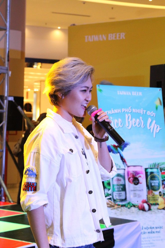 Vick Nhung bất ngờ xuất hiện “quẩy” tưng bừng cùng fan - 4